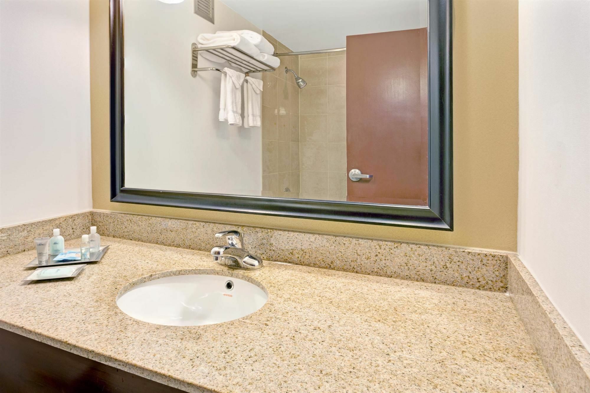Wyndham Garden Inn Pittsburgh Airport Robinson Township Buitenkant foto